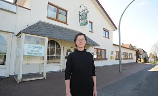 Anke Peper hat das Hotellerie-Handwerk von der Pike auf gelernt und führt in fünfter Generation das "Dreimädelhaus" in Isenstedt. Nun aber hat sie sich entschieden, das traditionsreiche Haus zu verkaufen und sucht Interessenten. - Joern Spreen-Ledebur