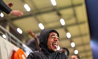 Ob er da der Konkurrenz die Zunge herausstreckt? Kevin Wiethaup hatte nach seinem Elfmetertreffer zum Sieg gegen Fortuna Köln jedenfalls gut lachen. - Joel Beinke