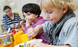 Ungestört mit Kindern essen gehen ist gar nicht so einfach. Doch OWL hat einige Gastronomien zu bieten, die auch für die kleinen Gästen gut ausgestattet sind. - imago/epd