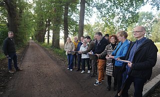 Beobachtet von Marcel Hahne, im Rathaus für den Kurpark zuständig, schnitten Vertreter aus Rat und Verwaltung an der Badeallee das Band durch und gaben so den Weg in den Kurpark frei. - Joern Spreen-Ledebur