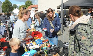 Der Trödelmarkt in Rahden ist eine Attraktion – erst recht, wenn das Wetter sich von seiner spätsommmerlichen besten Seite zeigt. - Joern Spreen-Ledebur