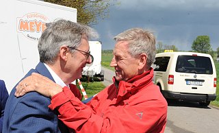 Kennen den Bundestag: Achim Post (SPD, l.) vertritt Minden-Lübbecke seit 2013 im Bundestag. Sein Vorgänger war Lothar Ibrügger (r.), der den Kreis von 1976 bis 2009 im Bundestag vertrat. Beide SPD-Politiker trafen sich auch bei Posts 60. Geburtstag im April 2019. - Archiv Joern Spreen-Ledebur Kennen den Bundestag: Achim Post (SPD, l.) vertritt Minden-Lübbecke seit 2013 im Bundestag. Sein Vorgänger war Lothar Ibrügger (r.), der den Kreis von 1976 bis 2009 im Bundestag vertrat. Beide SPD-Politiker trafen sich auch bei Posts 60. Geburtstag im April 2019. - Archiv Joern Spreen-Ledebur