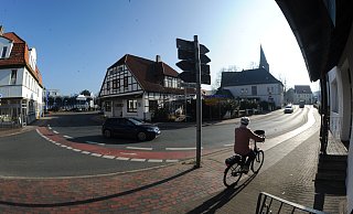 In Pr. Oldendorf führt die Bundesstraße 65 in einer 180-Grad-Kurve um den Kirchplatz und die angrenzende Bebauung herum. Begegnen sich zwei Lkw, kann es in der Kurve schon mal eng werden. - Archiv Joern Spreen-Ledebur