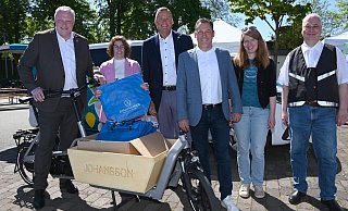 Auf dem Lastenrad: Bürgermeister Daniel Hartmann (v.l.), Katharina Koßmann, Matthias Goeken, Marcus Klugmann, Karolin Bludau und Frank Segin. - Thomas Kube