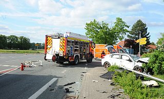 Auf der B239 in Espelkamp kollidierten zwei Autos. Zwei Menschen starben, eine Person wurde schwer verletzt in ein Krankenhaus gebracht. - Joern Spreen-Ledebur