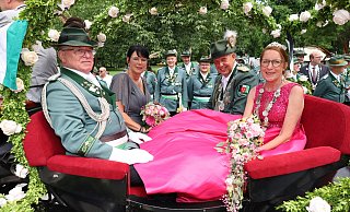 Die Majestäten Sabine Vothknecht und Reiner Bannat (v.re.), fahren in einer prachtvoll geschmückten Kutsche zum Schützenplatz in Bad Lippspringe. - Regina Brucksch