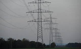 Zwischen Paderborn und Twistetal plant der Energieversorger Avacon eine neue Freileitung - sie soll eine alte ersetzen. (Symbolbild) - Joern Spreen-Ledebur