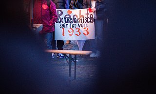 Nie wieder ist jetzt: Im März 2024 protestierten auf dem Lübbecker Marktplatz hunderte Bürger gegen Rechtsextremismus. Das Bündnis Lübbecke zeigt Gesicht hatte dazu aufgerufen.Foto: Noah Wedel - Noah Wedel Nie wieder ist jetzt: Im März 2024 protestierten auf dem Lübbecker Marktplatz hunderte Bürger gegen Rechtsextremismus. Das Bündnis Lübbecke zeigt Gesicht hatte dazu aufgerufen.Foto: Noah Wedel - Noah Wedel