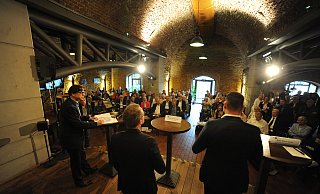 Rund 140 Anmeldungen gab es für den IHK-Check der beiden Lübbecker Bürgermeisterkandidaten Bent-Maria Grote (CDU, r.) und Philipp Knappmeyer (SPD, M.) in Barres Brauwelt. - Joern Spreen-Ledebur