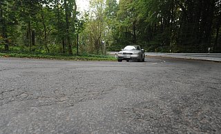 An der Schnathorster Straße zwischen Nettelstedt und Schnathorst sollte dier Fahrbahn durch "Splitten" saniert werden. Diese Schicht ist an vielen Stellen aber schon wieder verschwunden. - Joern Spreen-Ledebur An der Schnathorster Straße zwischen Nettelstedt und Schnathorst sollte dier Fahrbahn durch "Splitten" saniert werden. Diese Schicht ist an vielen Stellen aber schon wieder verschwunden. - Joern Spreen-Ledebur