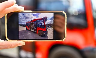 Zwei knallrote Elektro-Shuttles sollen in Herford ab August im ÖPNV-Regelbetrieb starten. - Daniel Salmon