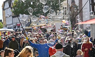 Die Innenstadt von Höxter war voll zum Märchensonntag – das Wetter und ein Seifenblasenkünstler begeisterten. - Thomas Kube