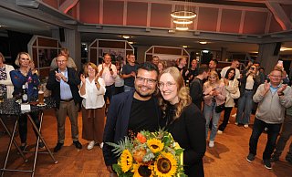 Sensation in Rahden: FDP-Kandidat Florian Hasse hat bei der Bürgermeisterwahl deutlich gegen CDU-Amtsinhaber Bert Honsel gewonnen. Mit Haase freute sich seine Freundin Lena Culemann.??Foto: Joern Spreen-Ledebur - Joern Spreen-Ledebur