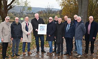 Höxters Bürgermeister Daniel Hartmann würdigt das Engagement der Corveyer Dynamiker und überreicht dem Freundeskreis eine Ehrenurkunde. - Thomas Kube