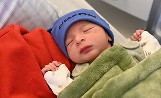 Dieser kleine Junge ist das Neujahrsbaby 2025 in Bielefeld und wurde kurz nach Mitternacht geboren. - Evangelisches Klinikum Bethel