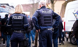 Polizisten mussten auch in Bielefeld AfD-Anhänger und Gegendemonstranten voneinander trennen. - Symbolfoto: Noah Wedel