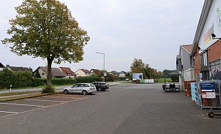 Der Delbrücker Stadtrat hat grünes Licht für den Bau einer DEKRA-Servicestation gegeben. Das dafür vorgesehene Grundstück des Investors befindet sich am Ortsrand Richtung Boke hinter einem Getränkemarkt (r.). Anlieger der Siedlung auf der gegenüberliegenden Seite haben Bedenken geäußert. - Regina Brucksch