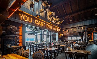 Das Innere der Timberajcks-Restaurants aus Holz ist unter anderem durch die zahlreichen Tierköpfe und -geweihe an den Wänden sehr rustikal. - Timberjacks/Sven-Erik Tornow