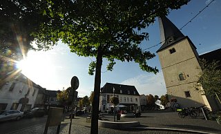 Die St.-Johannis-Kirche prägt seit Jahrhunderten das Zentrum Rahdens. Die Umgebung hat sich über Jahrhunderte stark verändert und das gilt auch für den Einzelhandel. - Joern Spreen-Ledebur