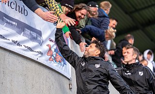 Längst auf der Sonnenseite des Wiehengebirges angekommen: Für Cheftrainer Farat Toku gehört der Kontakt zu den Fans und Anhängern dazu. - Joel Beinke