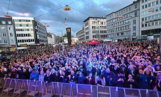 Das leicht blaue Licht passt schon einmal: Der Bielefelder Jahnplatz – hier beim Leinewebermarkt 2024 – ist zum Schauplatz des Public Viewings zum Pokalfinale auserkoren. - Barbara Franke