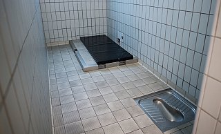 Der Betrunkene wurde von der Polizei mitgenommen und musste in eine Ausnüchterungszelle. - dpa/Marius Becker