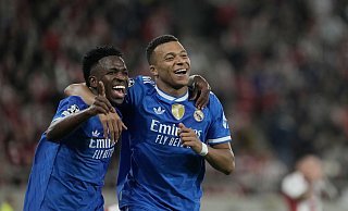 Kylian Mbappé (r) und Vinicius Junior von Real Madrid feiern den Champions-League-Sieg in Piräus. - Petros Giannakouris/AP/dpa