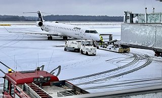Für die Stromversorgung von Flugzeugen abseits der Fluggastbrücken werden in Paderborn/LIppstadt bislang mobile Dieselaggregate genutzt. Hier zu sehen seitlich vom Lufthansa-Jet samt Minitraktor als Zugmaschine. - Jens Reddeker