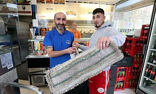 Mit seinem Wischmopp attackierte Eray Ari (r.) den Maskenmann.  Sein Onkel Turan Ari eilt ihm zu Hilfe und riss dem Täter die Maske vom Gesicht. - Wolfgang Rudolf