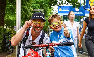 Hugo (8) fährt beim Kinderrennen mit und freut sich schon riesig. Er ist mit seinm Papa Sebastian aus Lübbecke angereist. - David Salmon