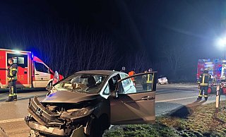 Der Honda wurde bei der Kollision im Frontbereich der Beifahrerseite stark zerstört. Im Hintergrund ist der weiße Smart zu sehen. - Svenja Ludwig