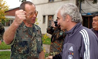DFB-Teamchef Rudi Völler (r) wird beim Besuch bei den deutschen Soldaten der SFOR-Truppe im Feldlager Raijlovac in Sarajevo von Oberst Gerhard Stelz begrüßt. - Achim Scheidemann/dpa