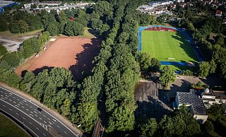 Der Schotterplatz am Gleisdreieck in Bielefeld-Brackwede soll zu einem Kunstrasenplatz für zwei Vereine umgebaut werden. - Mike-Dennis Müller Der Schotterplatz am Gleisdreieck in Bielefeld-Brackwede soll zu einem Kunstrasenplatz für zwei Vereine umgebaut werden. - Mike-Dennis Müller