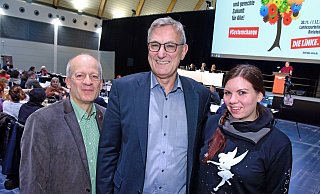 Linken-Parteichef Bernd Riexinger (Mitte) im Gespräch mit dem Bundestagsabgeordneten Friedrich Straetmanns und Meike Taeubig (beide aus Bielefeld.  - Barbara Franke