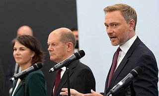 Olaf Scholz (SPD) zwischen Annalena Baerbock (Grüne) und FDP-Chef Christian Lindner. - Foto: Kay Nietfeld/dpa