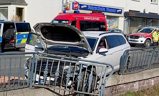 Der Fahrer dieses Passats sackt am Steuer zusammen, das Auto kommt erst in der Brüstung oberhalb der Beke zum Stehen. - Ralph Meyer