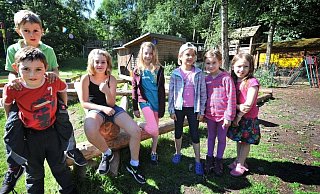 Wilde Abenteurer: Karl, Johann, Mia Justine, Julia, Elisa und Lena gefällt der Spielplatz Alte Ziegelei - allerdings aus unterschiedlichen Gründen. Die Mädchen lieben den Streichelzoo, die Jungs bauen lieber Buden. - Andreas Frücht