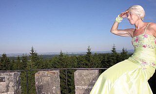 Ulla Geisen spürt, stilecht gekleidet, dem Sehnen der jungen Hofdame nach, wegen deren Heimweh der Aussichtsturm "Bierbaums Nagel" einst errichtet wurde. - FOTO: SABINE BRINKMANN