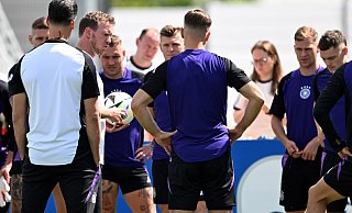 Bundestrainer Julian Nagelsmann (l) hält beim Training eine Ansprache. - Federico Gambarini/dpa