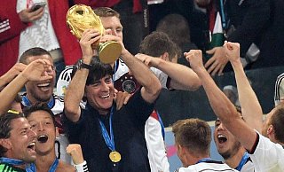 Der Höhepunkt von Joachim Löw als Bundestrainer: Der WM-Sieg 2014 in Rio. - Foto: Marcus Brandt/dpa