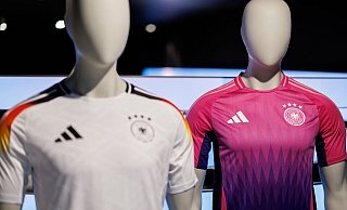 Die Farbwahl des Auswärtstrikots der deutschen Fußballnationalmannschaft hat für Aufregung gesorgt. - Daniel Karmann/dpa