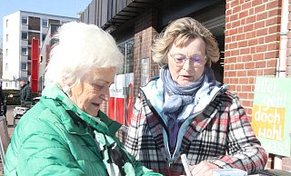 Petra Krüger (r.) freut sich über die große Resonanz der Unterschriftenaktion. Viele Anwohner wie Gisela Hagemann trugen sich in die Liste ein. - Klaus Frensing