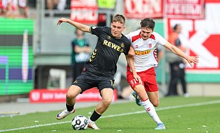 Köln-Neuzugang Isak Johannesson kämpft gegen Regensburg Leo Mätzler um den Ball. - Daniel Löb/dpa