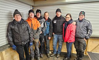 Freuen sich auf die 13. Auflage von „Ein Weihnachtsbaum für Bünde“: Andreas Köhne (v. l.), Niklas Bulthaup, Michael Hellmann, Hansi Böhm, Lars Landwehr, Tanja Menzel und Jürgen Höffner. - Alexandra Stratmeier