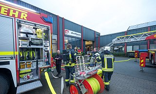 Die Feuerwehr ist mit einer Drehleiter vor Ort. - Christian Mathiesen