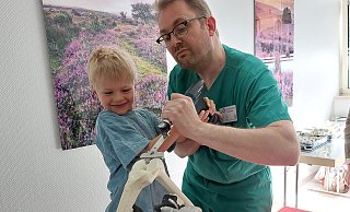 Kleine und große Besucher durften sogar ein Loch in einen Modell-Knochen bohren. - Alexandra Stratmeier