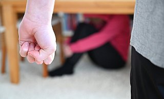 Eine Frau versucht, sich vor der Gewalt eines Mannes zu schützen. - picture alliance / Frank May