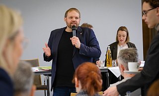 SPD-Regionalvorsitzender Veith Lemmen spricht bei der Regionalkonferenz in Bielefeld über Erfolge, aber auch Herausforderungen. - Andreas Zobe