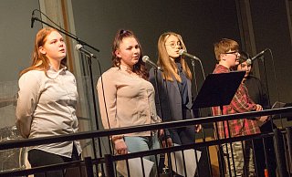 Die Schülerband singt „Liebe auf Distanz" von der Band Revolverheld. - ralf bittner