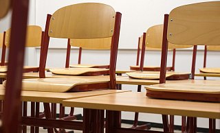 Die Stühle in allen Löhner Schulen bleiben am Montag oben. Der Unterricht fällt wegen der Sturmwarnung aus. - Taken / Pixabay